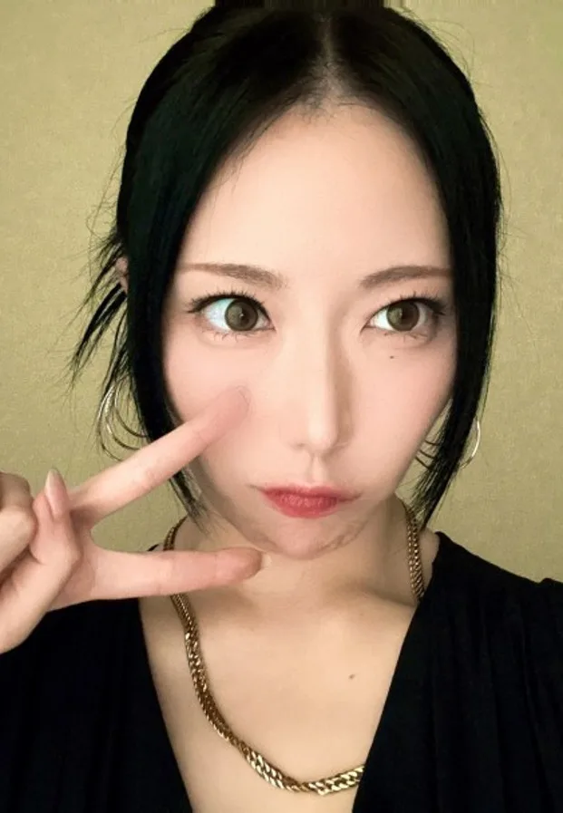 Nanami Tina ลุคแฟชั่นโทนเข้ม @tinaaaa1208