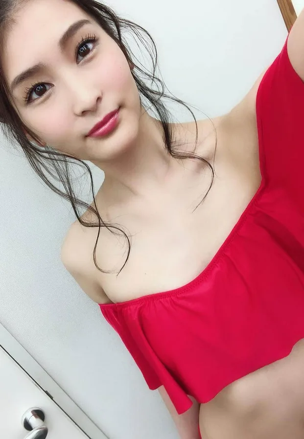 本庄鈴 ลุคชุดว่ายน้ำสีแดงเซ็กซี่