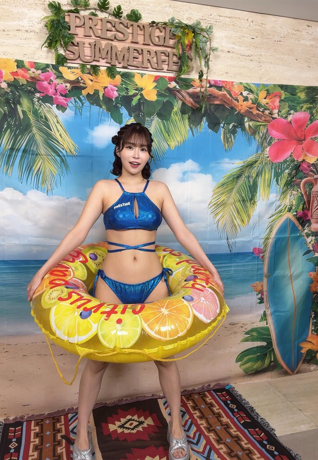 河合あすな ลุคบิกินีสีน้ำเงินกับห่วงยางจากงาน Prestige Summer Fes