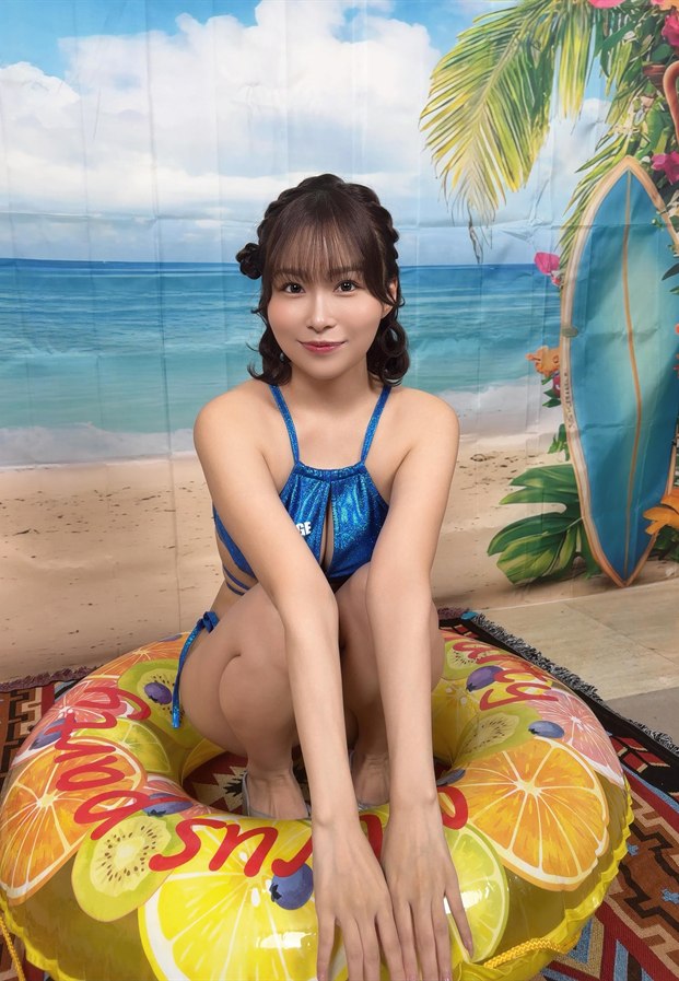 河合あすな ลุคชุดว่ายน้ำสีน้ำเงินนั่งบนห่วงยางจาก Instagram