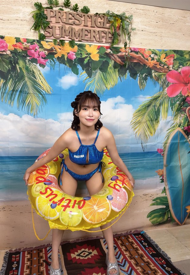 河合あすな ลุคบิกินีสีน้ำเงินอีกมุมจาก Instagram