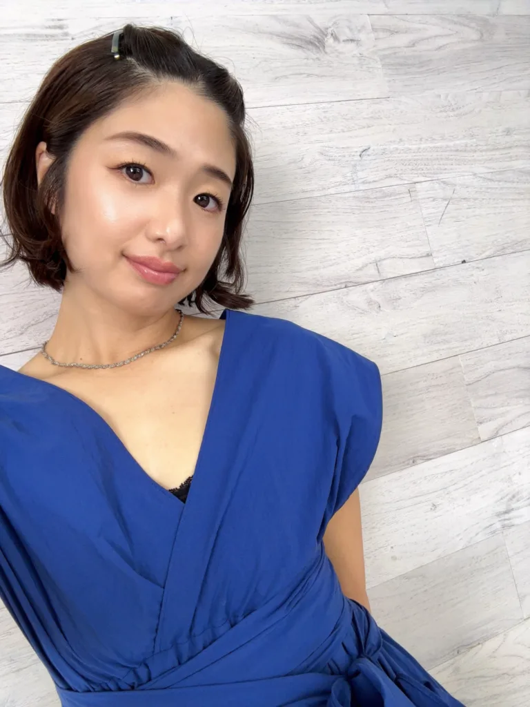 Nanami Kawakami ในชุดสีน้ำเงิน