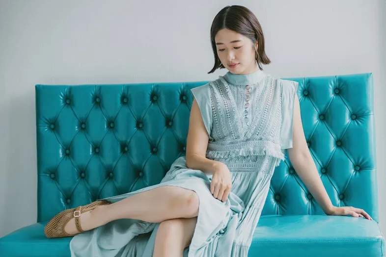 Nanami Kawakami นั่งบนโซฟาสีฟ้า